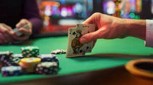 Studio baccarat langsung dengan tampilan meja dan pemain